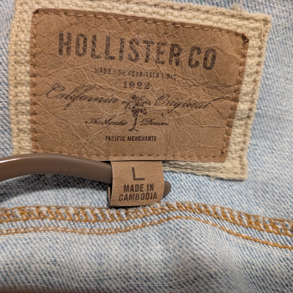 🧥 Hollister Lightwash Distressed Denim Trucker Jacket (like new) Sustainable - Picture 9 of 12